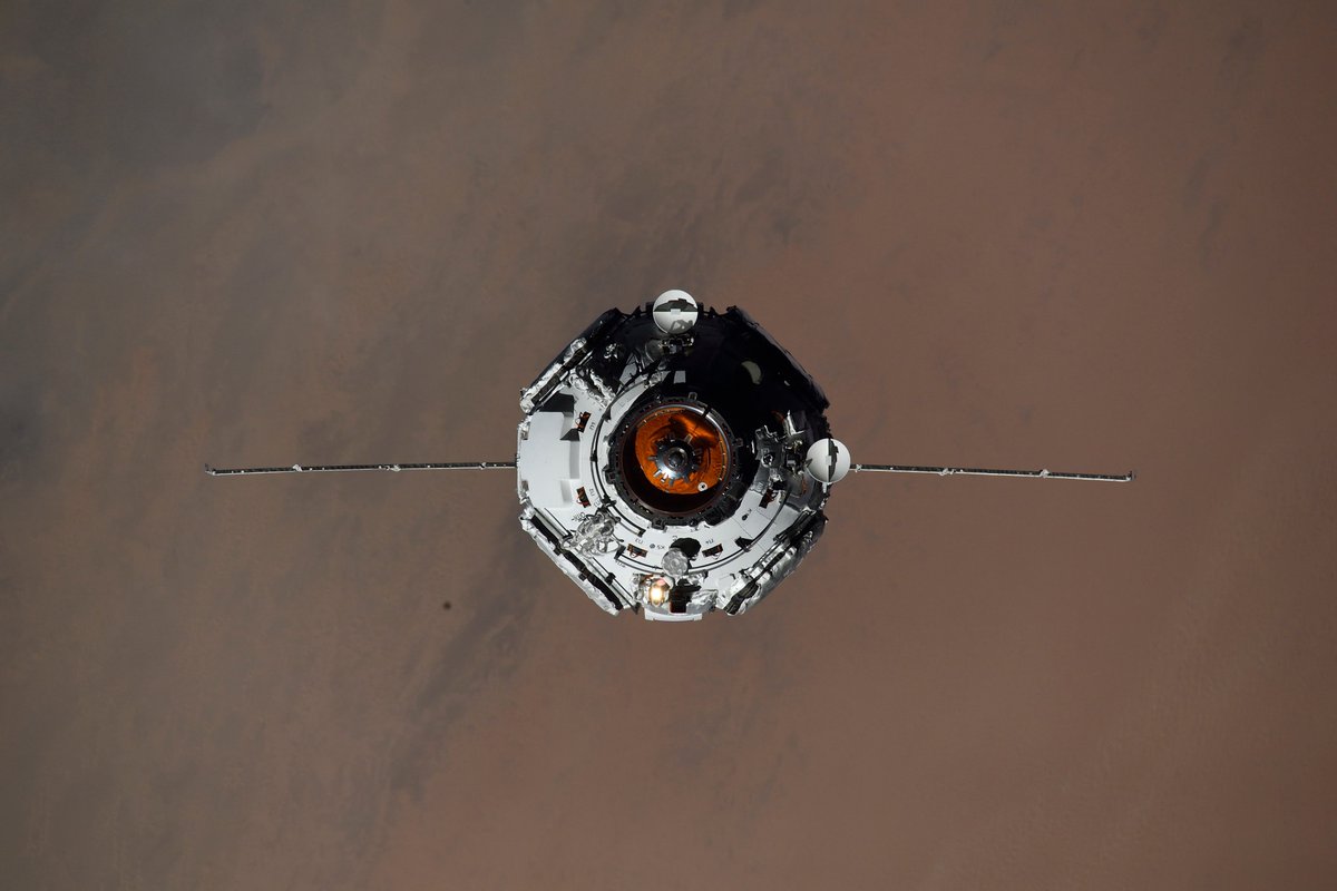 Bottlaeric's tweet photo. Superbe photo d'Anton Shkaplerov prise la semaine dernière lors de l'arrivée du nouveau module #Pritchal ! 

En ce lundi, les astronautes côté américain se préparent pour leur sortie en scaphandre qui aura lieu demain avec Thomas Marshburn et Kayla Barron. https://t.co/UoIT4ioIcR