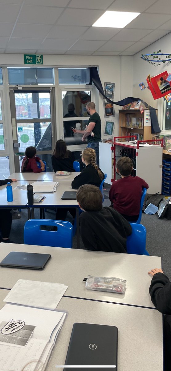 HindleyJunior's tweet photo. Scott from @snow_graffiti is back in school today working on some Christmas window displays with the children! https://t.co/KqETMJhSf5