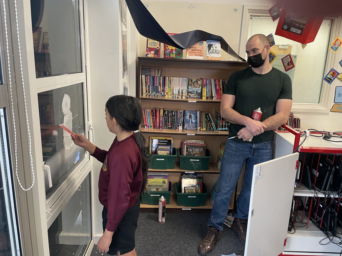 HindleyJunior's tweet photo. Scott from @snow_graffiti is back in school today working on some Christmas window displays with the children! https://t.co/KqETMJhSf5