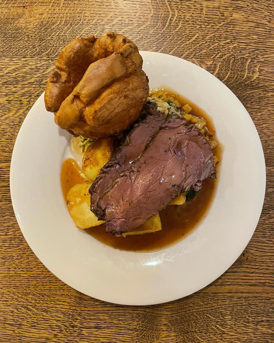TheCountyArms's tweet photo. What a day yesterday was 🤩
Roasts were flying out!
Book now for Sunday and across the Xmas period as already dates are filling up!! Book now to avoid disappointment 😋
#sundayroast #sundaylunch #countyarms #roast #roastdinner #mumsofwandsworthcommon #wandsworthcommon #wandsworth https://t.co/KPQ16Dvvsp