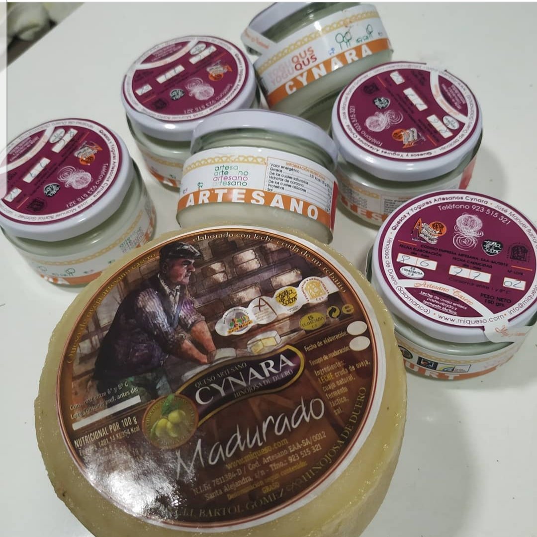 Tiempos de Navidad. De familia, amigos y de cercanía humana. Días de alegría y qué mejor que disfrutarla al lado del mejor aperitivo. De un queso Cynara, el mejor manjar fabricado con leche de ovejas criadas con los excelentes pastos de Hinojosa de Duero.