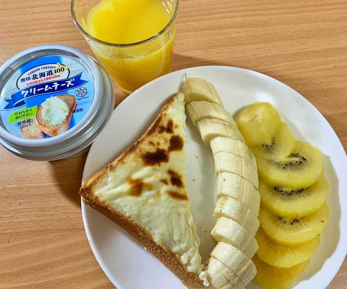 クリームチーズパン🍞 クリームチーズが安かったのでとりあえず買い！砂糖と混ぜてパンに塗って焼いてみました☺️ あまじょっぱくてクリーミーで、想像通り美味しい！😍 朝からフルーツがあると幸せな気