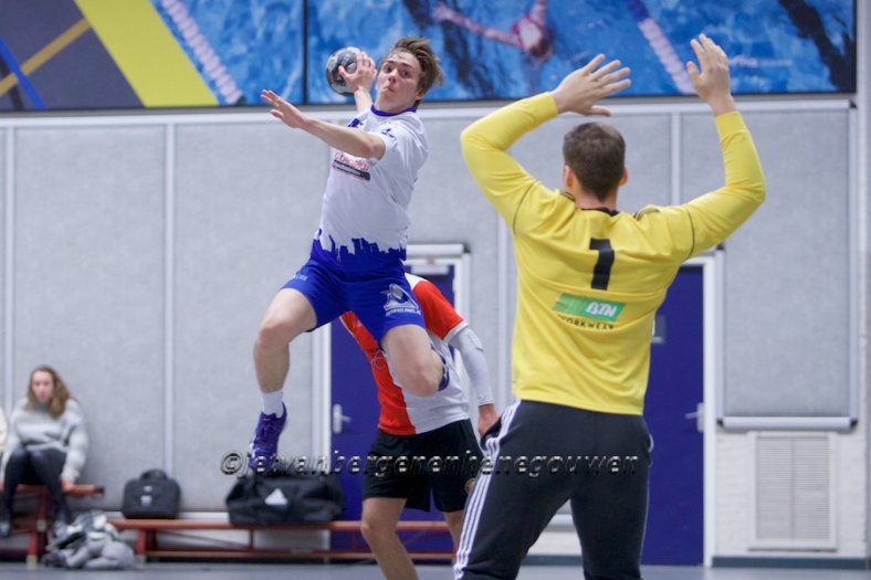 De mannen van Hellas boekten in Rotterdam een zakelijke 21-27 overwinning op Handbal Feyenoord. 

Lees de artikelen van Peter Lotman (AD Sport) en Haagste Topsport terug op onze website: hvhellas.nl/zakelijke-over…