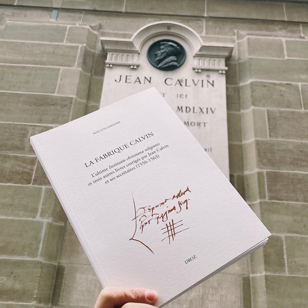 NOUVEAUTÉ 

Max Engammare illustre le caractère collectif de la transmission d'une pensée théologique en nous révélant un Calvin auteur, relecteur, correcteur, mais surtout chef d’orchestre d’une production partagée, toujours perfectible et toujours remaniée.