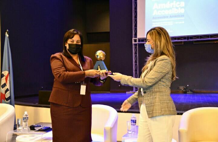 Rafa88_Santana's tweet photo. RT MINCOMCuba: Agradece la #UIT a #Cuba por la organización del evento #AmericaAccesible2021 Entrega el reconocimiento la Representante de la UIT Ana Veneroso, recibe, por parte de Cuba, la Ministra de @MINCOMCuba   @MayraArevich https://t.co/TCwoqbKvu8 #CubaInformatiza #CubaMa…