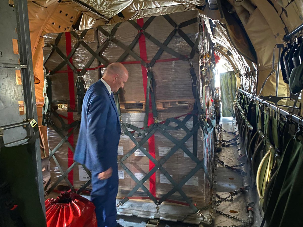 GermanEmbBeirut's tweet image. This afternoon, a 🇩🇪 #Transall @Bw_Einsatz delivered some foodstuff to #Beirut. Glad to support @LebarmyOfficial #navy whenever we can.
I used the opportunity to try out one of the recently refurbished #AugustaBell helicopters. Great fun, even when the engines are not running.