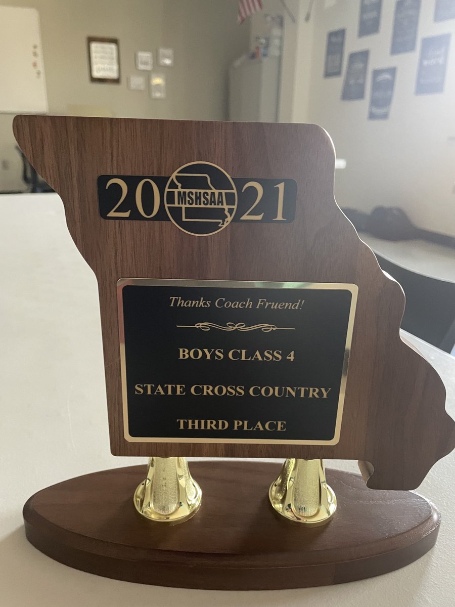 LHSCougarXC's tweet photo. Thank you team for an awesome gift! I love it! #XCROCKS https://t.co/UAklSwBRdu