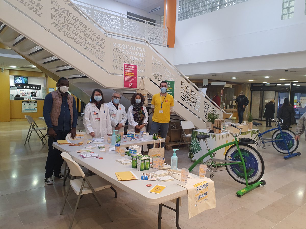 Hopital_Bicetre's tweet photo. L'équipe de liaison et de soins en addictologie @Hopital_Bicetre @APHP clôture une série d'événements de sensibilisation et prévention pour le #MoisSansTabac ! Merci à eux pour leur mobilisation !🚭💪 https://t.co/8jMDwaQ3iY