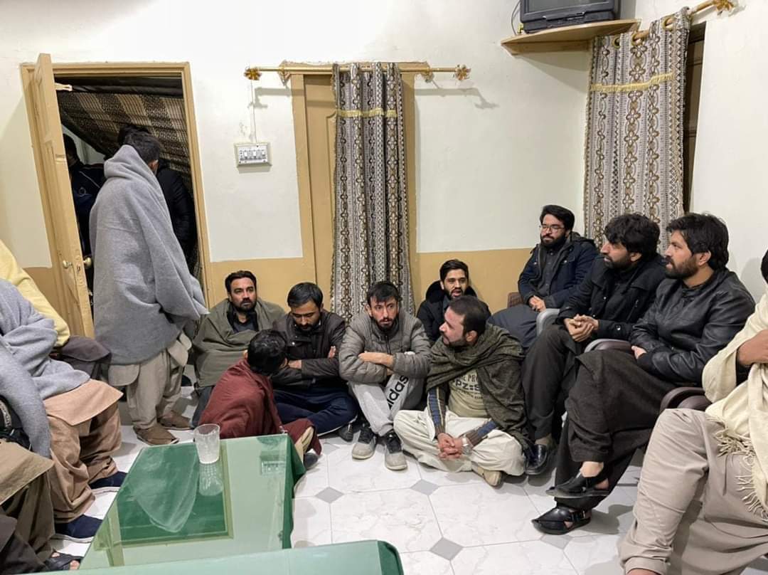 ehsankakarr's tweet photo. ہمت ہے ہمیں روکو
دم ہے تو ہمیں ٹھوکو
ہم مار بھی کھا کر زند ہیں
جیلوں میں جا کر زندہ ہیں۔
#YDAprotest
@YdaBalochistan
@ydakp_official
@punjab_yda
@LiaquatShahwani
@jam_kamal https://t.co/OS7mtGS1nB