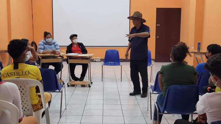 AEPCFA's tweet photo. #Bluefields|Maestro Orlando Pineda Flores, presidente #AEPCFA, realiza charla con los estudiantes, de la primera universidad de agricultura y ganadería ubicada en #TikTikKaanu.

#Nicaragua2021
#puñoenalto ✊🏼#libroabierto 📖 https://t.co/QXI6RhlzNh