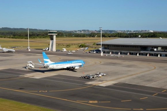 emekavoces's tweet photo. 🔴🇺🇾 #INFO El vuelo de @Aerolineas_AR proveniente de #SABE (Aeroparque) que intentó aterrorizar 4 veces anoche en #SULS (Laguna del Sauce) debió retornar a #Baires. Hoy nuevamente intentó y luego de una espera lo logró. El aeropuerto estaba en *mínimos* por temas meteorológicos. https://t.co/Ketr2vON9q