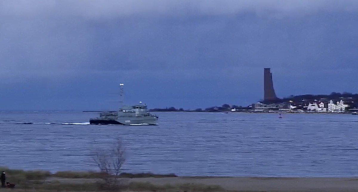 WarshipCam's tweet photo. German Navy Frankenthal-class minehunter FGS Homburg (M1069) coming into Kiel, Germany - November 29, 2021 #fgshomburg #m1069 https://t.co/tFjHUpWhDR