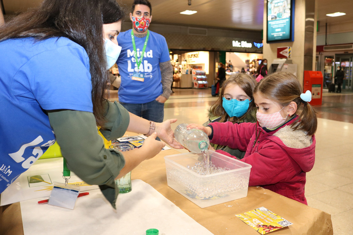 UAM_Madrid's tweet photo. #MindTheLab llenó de pequeños grandes científicos la Estación de Chamartín.
Los más pequeños descubrieron entusiasmados cómo los poderes de los superhéroes de cómic más famosos tienen una explicación científica demostrable.
➡️https://t.co/yoWuPh3tWH https://t.co/wYDxtPjZQI