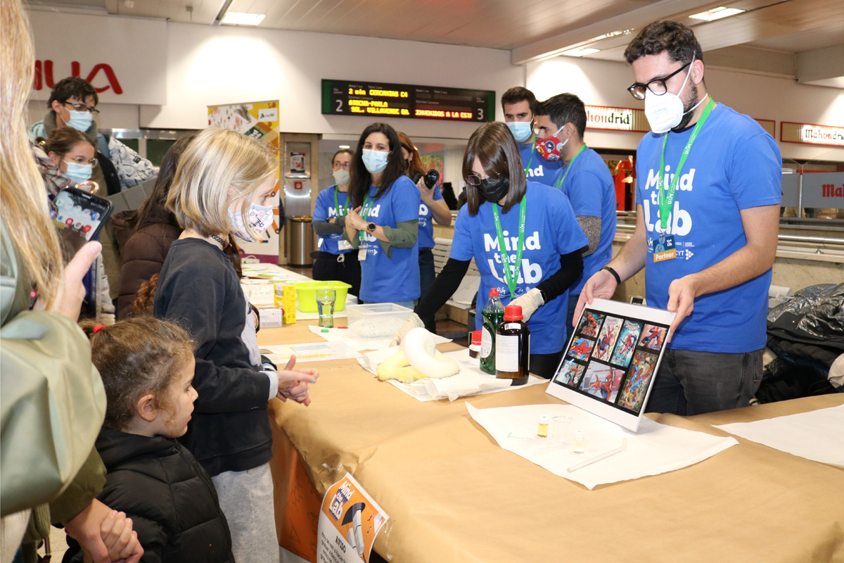 UAM_Madrid's tweet photo. #MindTheLab llenó de pequeños grandes científicos la Estación de Chamartín.
Los más pequeños descubrieron entusiasmados cómo los poderes de los superhéroes de cómic más famosos tienen una explicación científica demostrable.
➡️https://t.co/yoWuPh3tWH https://t.co/wYDxtPjZQI