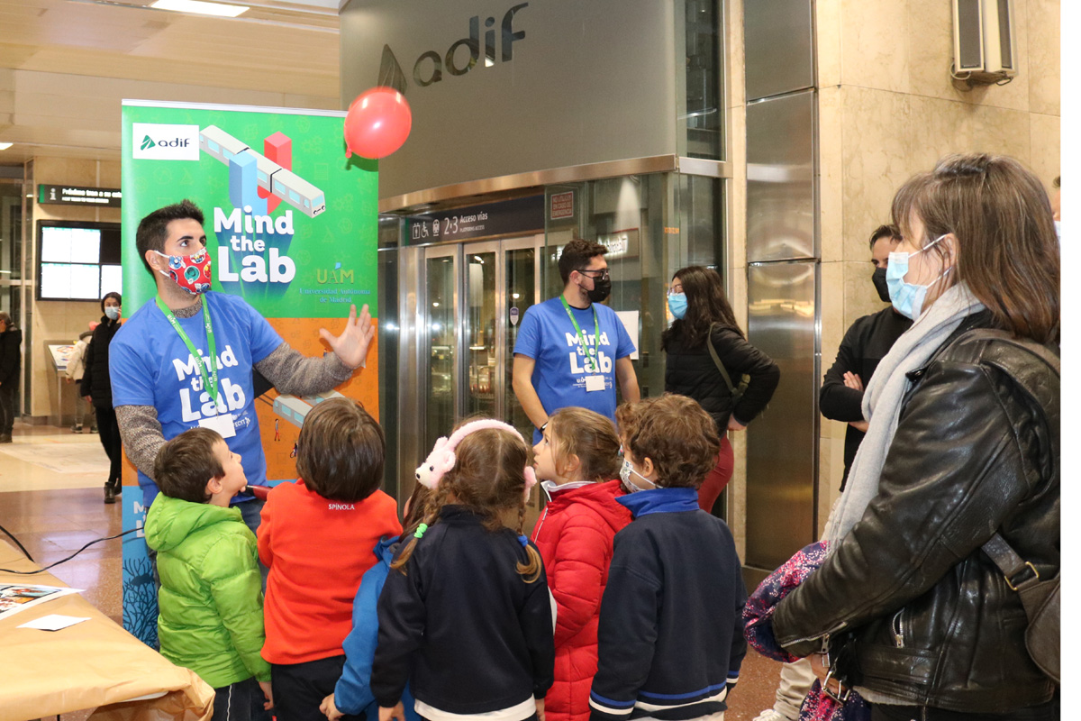 UAM_Madrid's tweet photo. #MindTheLab llenó de pequeños grandes científicos la Estación de Chamartín.
Los más pequeños descubrieron entusiasmados cómo los poderes de los superhéroes de cómic más famosos tienen una explicación científica demostrable.
➡️https://t.co/yoWuPh3tWH https://t.co/wYDxtPjZQI