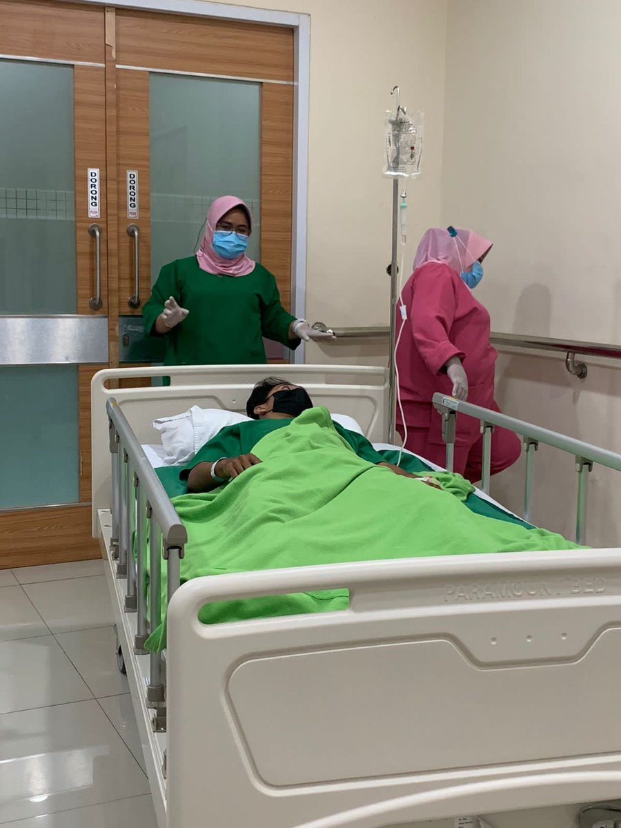 15 Nov 2021.
Momen sekali seumur hidup yang namanya masuk rumah sakit dan harus namanya operasi.
Ga terbayang kalo selesai operasi itu rasanya kaya mau mati wkwk.
Udah gitu udah 2 Minggu harus nahan sakitnya setelah operasi hmm.
Semoga cepat pulih 😇