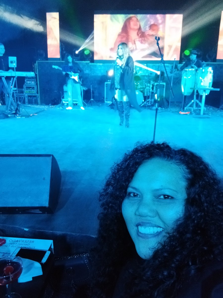 Flaviurumex's tweet photo. Mi bella @diveanaoficial gracias por la hermosa noche del sábado que nos hiciste pasar en la Maraka. En lo personal estoy muy agradecida a Dios y a ti por haberme dado la oportunidad de conocerte en personal . Te quiero mucho y vamos Diveana por más en México va ? https://t.co/lnCSGBuU4m
