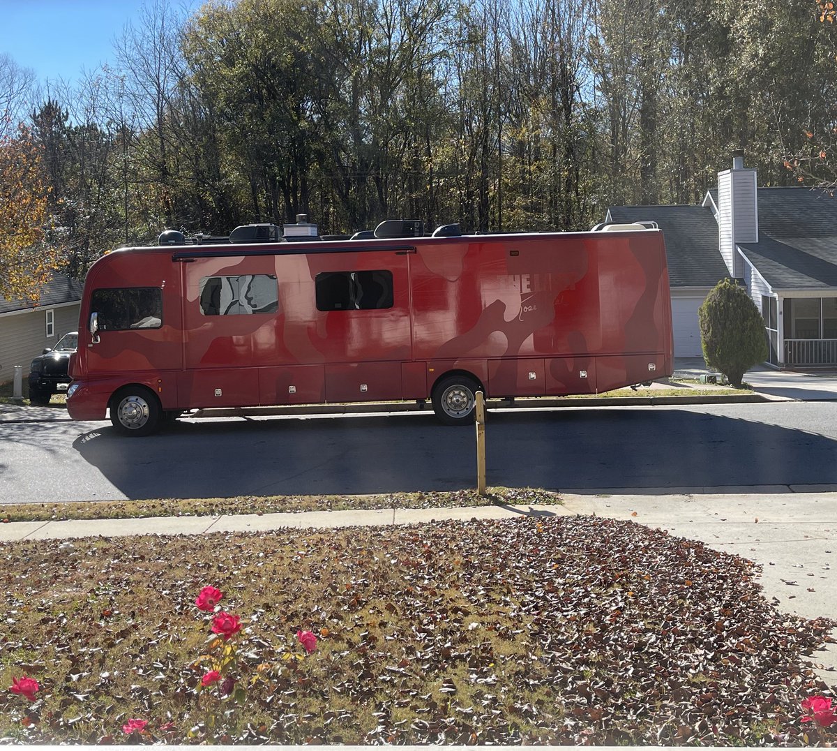 TheeKingDavid's tweet photo. Soooooo @TEYANATAYLOR …are you on the tour bus that’s parked outside my house? Cause if so, please come knock on my door lol I just want a photo 😂 https://t.co/sdanU7jov1