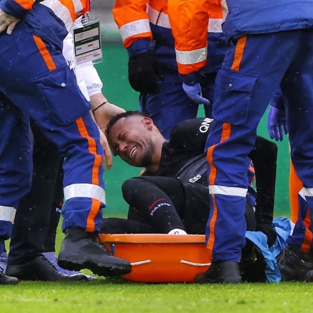 BlackInSport's tweet photo. ⚠️Foi confirmado  uma lesão  nos tendões do tornozelo❌,neymar ficará fora de campo por volta de 6️⃣a 8️⃣ semanas ❗#forçaNeymar https://t.co/PuJVCsryFc