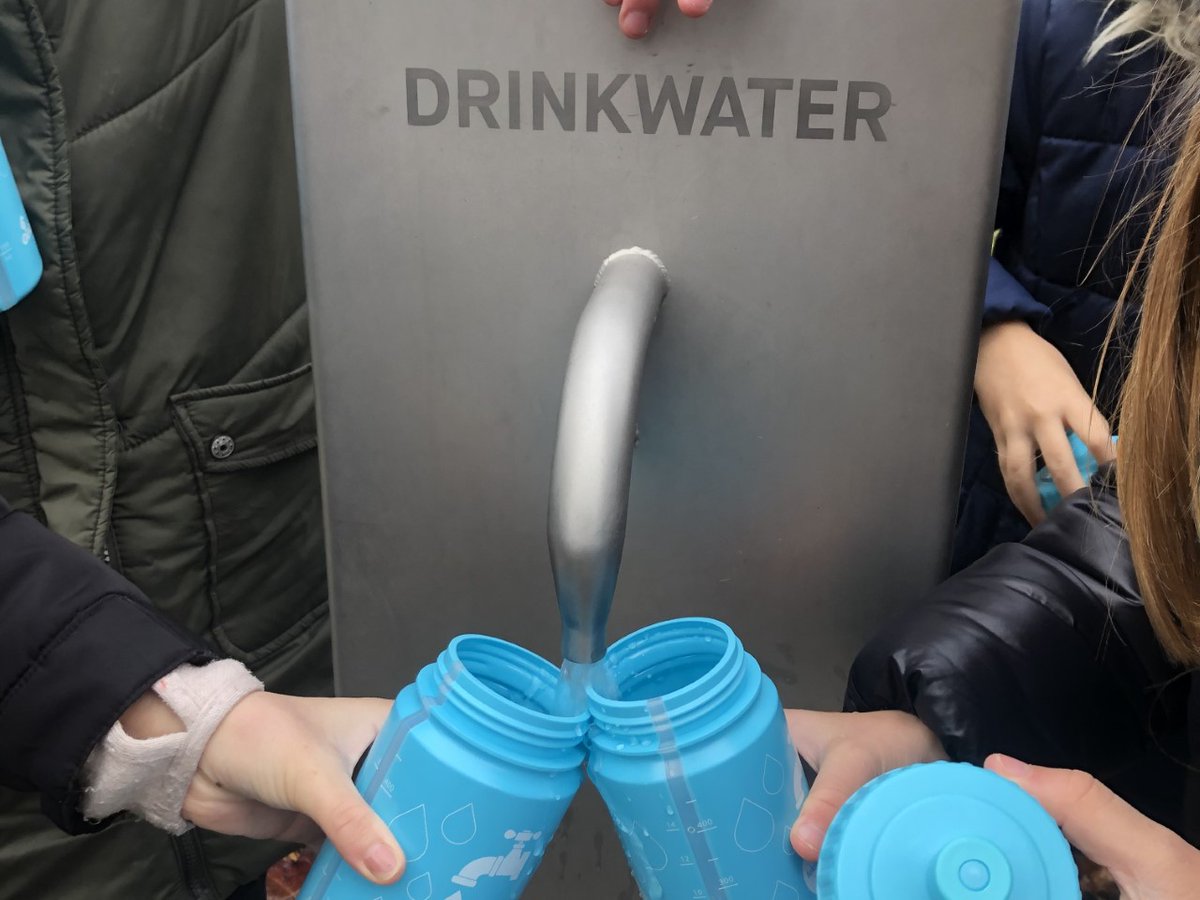 GemeenteDelft's tweet photo. Afgelopen vrijdag opende Wethouder @karinschrederh2 drie nieuwe watertappunten bij Delftse speeltuinen. Deze zijn geplaatst samen met #JOGGDelft.👍 Zo kunnen spelende kinderen makkelijk water drinken.💧 Samen maken we gezond gewoon.💙
#delftvoorelkaar #evides #haaglandenbeweegt https://t.co/PEMf91YSG0
