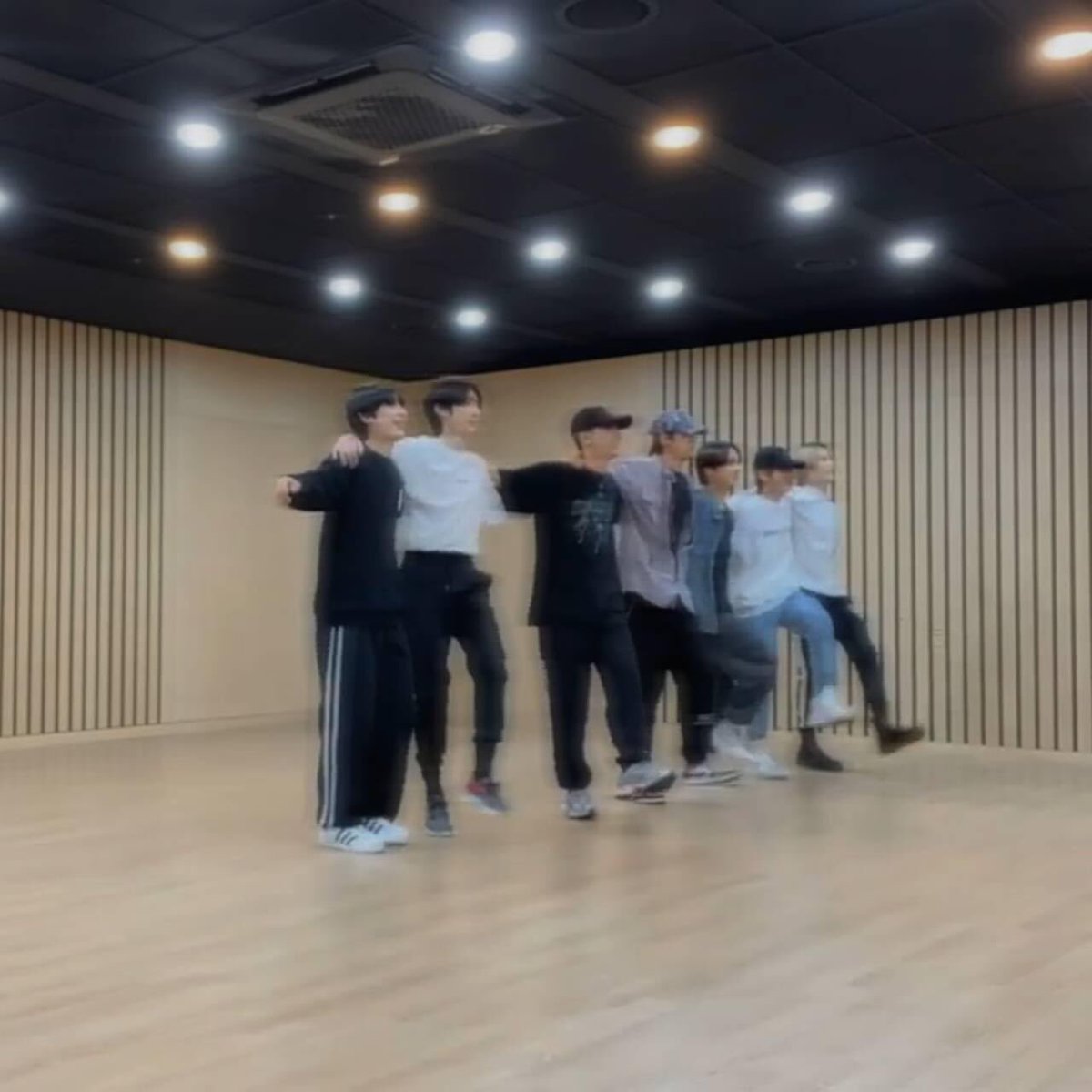 dane_levisay's tweet photo. [#2021ENniversary] 
🎡STAGE1130🎠
1st ENniversary Celebration Photo

엔진과 함께 한 매일, 
엔하이픈 데뷔 1주년을 🎉축하🎉합니다!

#ENHYPEN1stAnniversary #엔절 #ENHYPEN #엔하이픈 #엔하이픈_데뷔1주년_축하해

—ctto https://t.co/Jcg6Mn6dx2