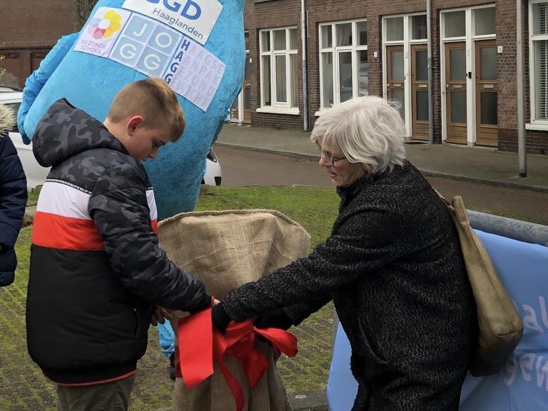 GemeenteDelft's tweet photo. Afgelopen vrijdag opende Wethouder @karinschrederh2 drie nieuwe watertappunten bij Delftse speeltuinen. Deze zijn geplaatst samen met #JOGGDelft.👍 Zo kunnen spelende kinderen makkelijk water drinken.💧 Samen maken we gezond gewoon.💙
#delftvoorelkaar #evides #haaglandenbeweegt https://t.co/PEMf91YSG0