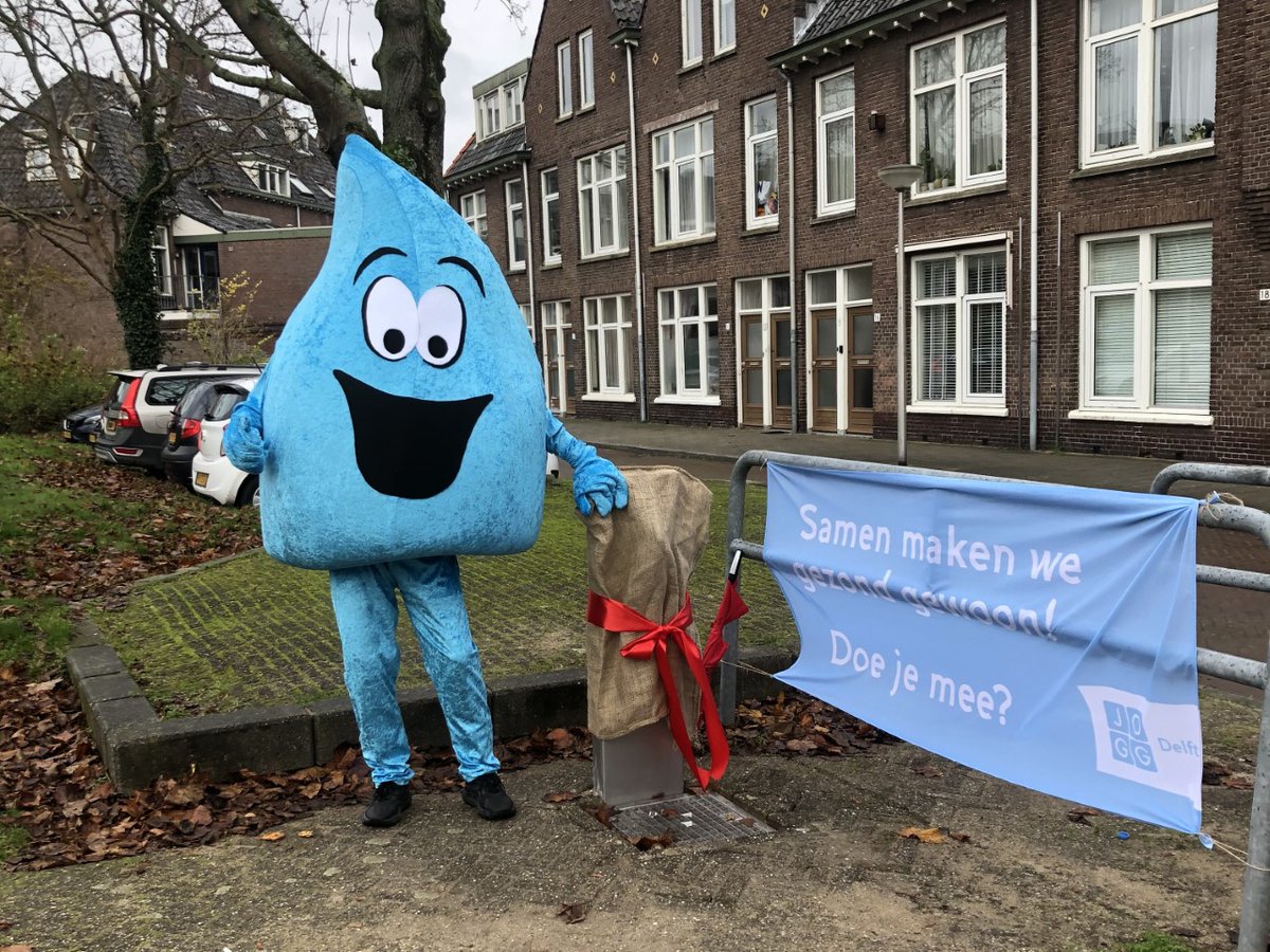 GemeenteDelft's tweet photo. Afgelopen vrijdag opende Wethouder @karinschrederh2 drie nieuwe watertappunten bij Delftse speeltuinen. Deze zijn geplaatst samen met #JOGGDelft.👍 Zo kunnen spelende kinderen makkelijk water drinken.💧 Samen maken we gezond gewoon.💙
#delftvoorelkaar #evides #haaglandenbeweegt https://t.co/PEMf91YSG0