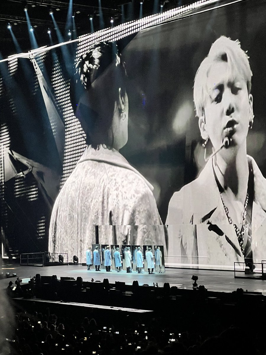 BZLZ808's tweet photo. @BTS_twt #ConcertD2 #BlueAndGrey https://t.co/8Vp8l5lXpb