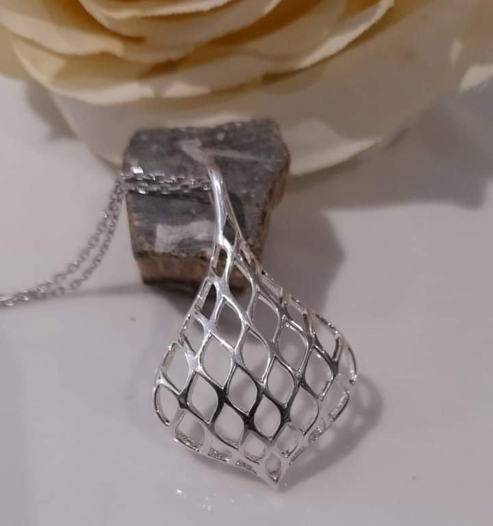 TChestonline's tweet photo. Sterling Silver Pendants with Sterling Silver chains #Xmas 

WAS £49🎄🎁🎄

NOW £40 🎄 🎁 🎄 

Payment via PayPal and Bank transfer facilities available, standard post office charges apply. 

#sterlingsilverjewelry #Pendant #sheffieldissuper #christmas2021 https://t.co/aAIJBf2iHX