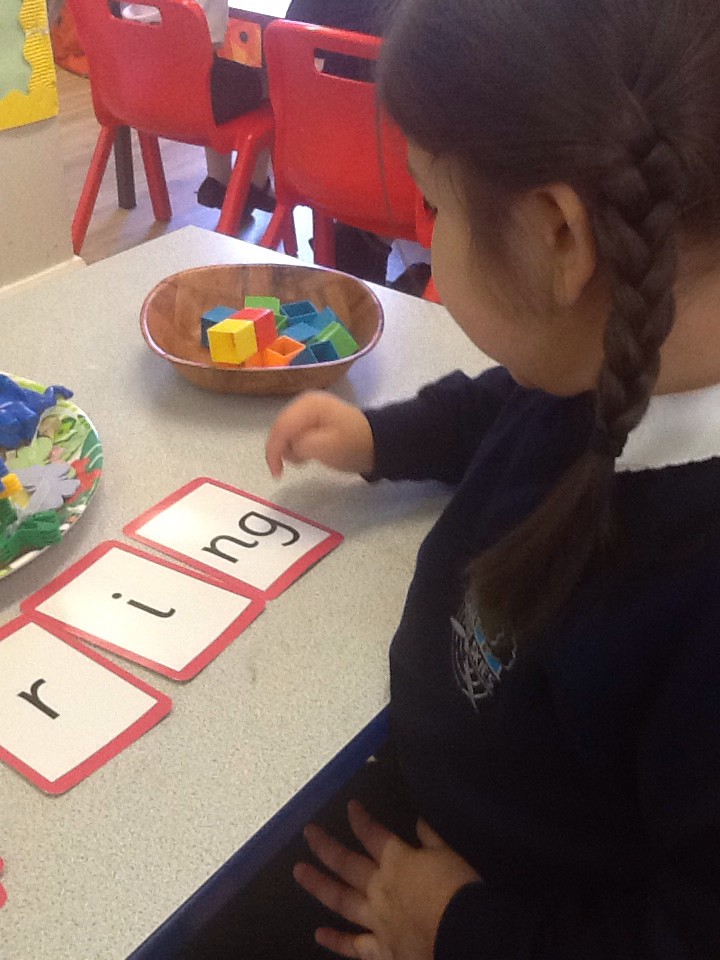 Super reading of plurals today Monkeys class! We read the words, then added 's' and reread them. Well done everyone! @LancaTB <a href="/LettersSounds/">Little Wandle Letters and Sounds Revised</a>