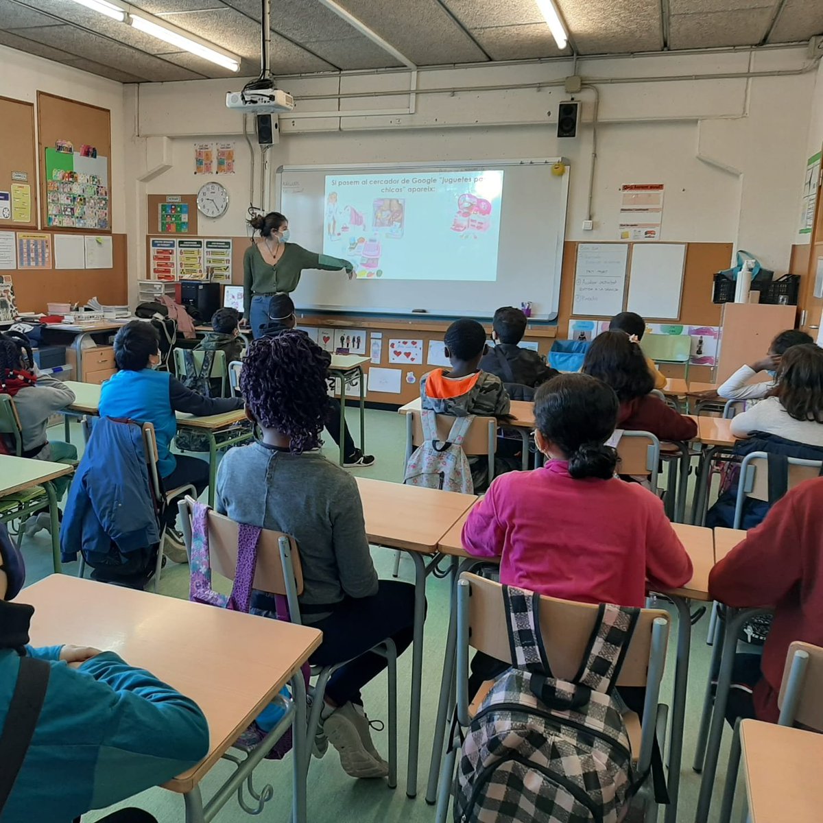 ProjecteFILS's tweet photo. Avui el #projecteFILS ha realitzat sessions formatives per l'alumnat de l'escola @lasiniavic de 4t i 6è de primària, en motiu del #25N i per a la prevenció de
la violència masclista. https://t.co/QZzozPJzxx
