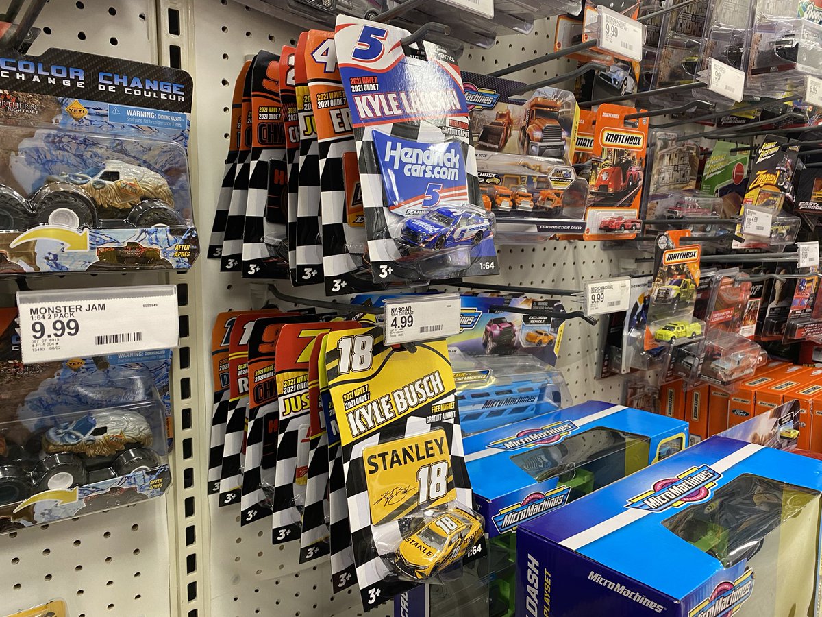 michigandiecast's tweet image. My @Target went from wave 7 to wave 8 and back to 7🙃🤦🏼‍♂️ @Lionel_Racing 
#nascar #nascardiecast #authentics