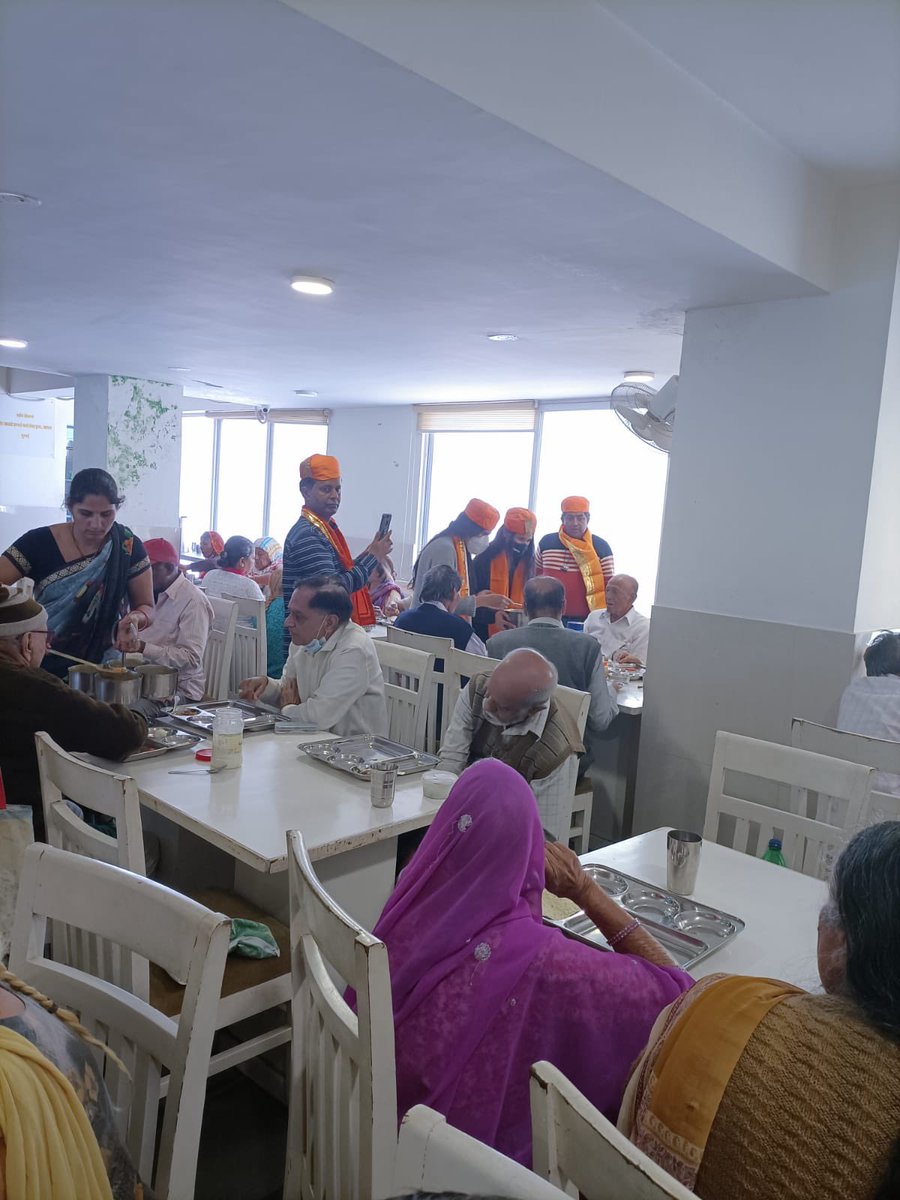 RubikaLiyaquat's tweet photo. 6 महीने हुए माँ को न देखा न सुना… पापा @iamliyaquat का दिल था वृद्धाश्रम जाकर माँ की हँसी को ज़िंदा किया जाए… सो पूरा परिवार पहुँच गया उन बुजुर्गों के क़दमों में… जिनकी अभागी-धूर्त औलादों को पता ही नहीं कि वो क्या खो चुके हैं.. https://t.co/Xgh3kyIKNT