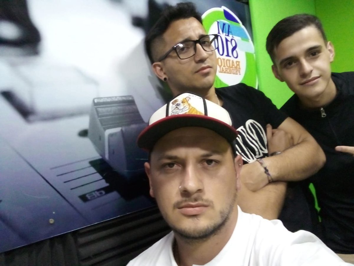 pokerdeviernes's tweet photo. ¡FELIZ COMIENZO DE SEMANA! 👐🏻❤

En éste inicio de semana saludamos nuevamente a toda la #comunidadpoker 🃏 que nos apoya y brinda cariño día a día

Los invitamos a ver la emisión del día viernes en el cual tuvimos POKER CHANTA 🎭 Y POKER DE NOVELA 📺 https://t.co/vDYuw9Baip