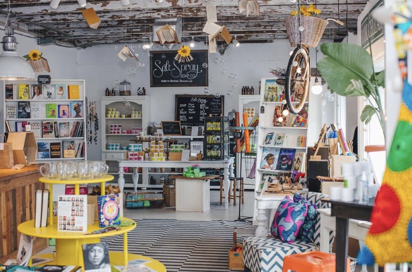kristweetlife's tweet photo. It’s #emonday! My shop is gorgeous and my website is pretty cute too 😊 Shop online for island-wide delivery (FREE for orders over $75, otherwise it’s only $5.) books, candles, housewares, locally made skincare, custom hula hoops, jewelry… GIFTS 🎁 https://t.co/UtQ3d10Zl7 https://t.co/jyhLksz5Lj