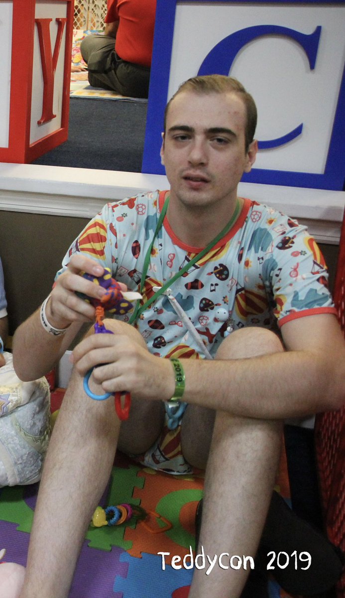 BSwitch95's tweet photo. Me at an ABDL convention in 2019 ☺️
#abdl #teddycon #babyboy https://t.co/M0MmEFeWMc
