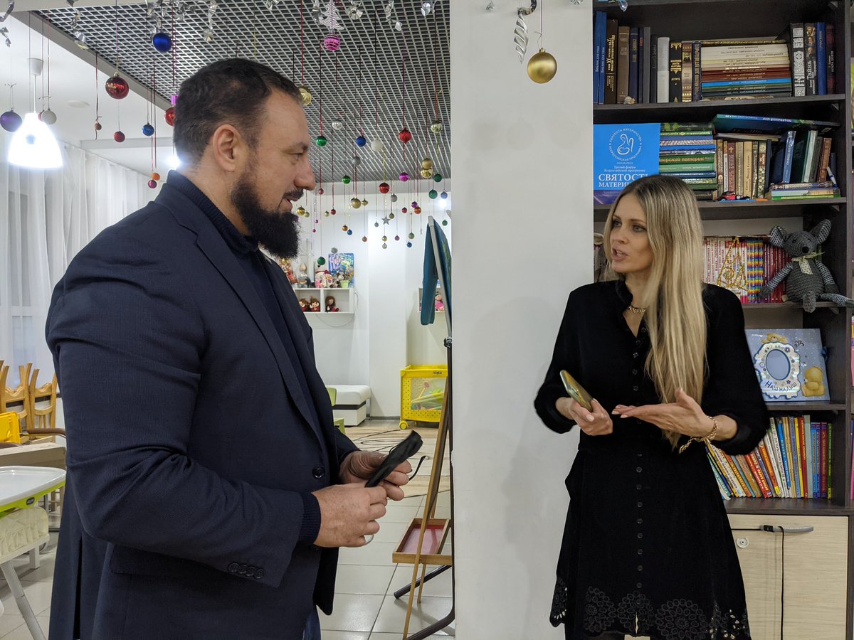 Вместе с депутатом Анатолием Рагимовым <a href="/ragimov063/">Анатолий Рагимов</a> поздравили женщин из «Дома для мамы» и центра «Ты не одна» с Днём матери👩‍🍼
Подарили то, что точно пригодится каждой маме – бытовую химию и предметы личной гигиены. Другому центру подарили рециркулятор для обеззараживания воздуха.