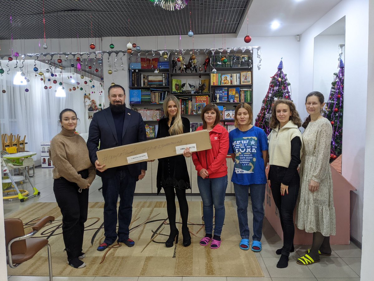 gayane_an's tweet photo. Вместе с депутатом Анатолием Рагимовым @ragimov063 поздравили женщин из «Дома для мамы» и центра «Ты не одна» с Днём матери👩‍🍼
Подарили то, что точно пригодится каждой маме – бытовую химию и предметы личной гигиены. Другому центру подарили рециркулятор для обеззараживания воздуха. https://t.co/LplLHIIUh2