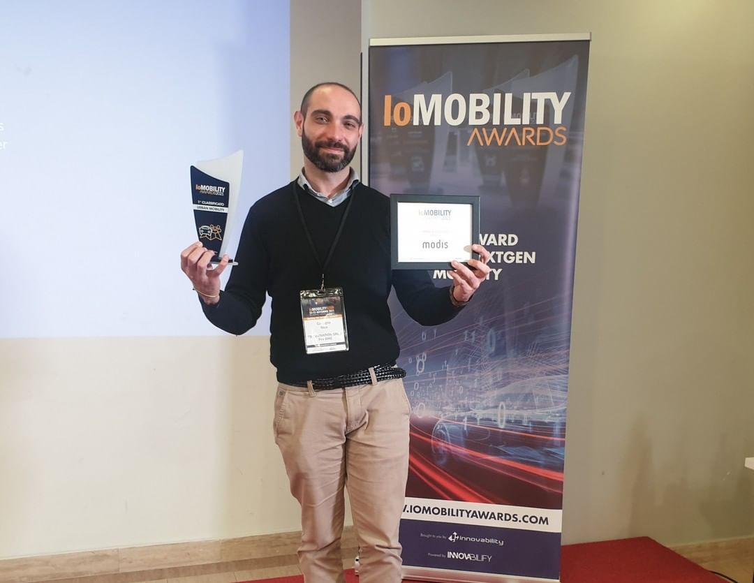 Marco Benedetti, nostro Head of Tech Solutions, ha premiato agli #IoMOBILITYAWARDS, categoria #UrbanMobility, il progetto #PinBike: un’idea semplice ma di grande portata e applicabilità. Obiettivo?  Rilasciare incentivi al #biketowork o al #carpooling: ow.ly/WW1R30s2g76
