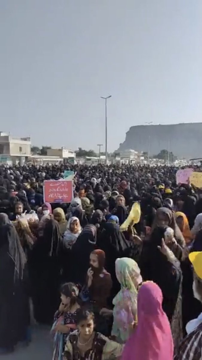 Hamyarbashar's tweet photo. حقوق کا حصول ہو یا اِنقلاب و آزادی، تعلیم و تعلُّم ہو یا امن و آشتی،ہردورمیں عورتوں کا بڑا کردار رہا ہے۔ بلوچ معاشرے میں عورتوں کی بہادری،دلیری،ننگ و آبرو کی پاسداری اورمردوں  کے ساتھ شانہ بشانہ دشمن کے خلاف لڑنے میں تاریخی رول رہا ہے۔ہمیں اِس احتجاج کے حوالے سے مثبت سوچنا چاہیے۔ https://t.co/r2e7b6hT4H