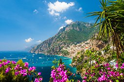 „Im Sommer boomen Autoreiseziele und Regionen rund um das Mittelmeer. Auch Rundreisen in Europa feiern eine Renaissance“, so Dr. Ingo Burmester, CEO DER Touristik Central Europe, zum Sommerprogramm 2022 von DERTOUR, Jahn Reisen, ITS und Meiers Weltreisen. bit.ly/314abNt