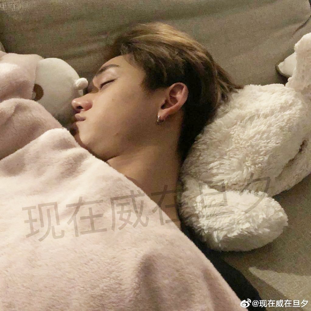 INTERLOUDZ's tweet image. hold on, did i just realize that he was wearing a black t-shirt and not naked? after all whos gonna bring the plushies when theyre gonna having seggs at the hotel? all i see he just sleeps peacefully on the mf sofa FR