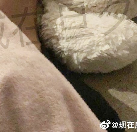 INTERLOUDZ's tweet image. hold on, did i just realize that he was wearing a black t-shirt and not naked? after all whos gonna bring the plushies when theyre gonna having seggs at the hotel? all i see he just sleeps peacefully on the mf sofa FR