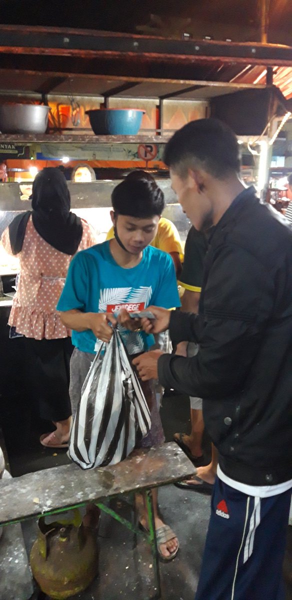 WonosoboUp's tweet photo. Beli gorengan tempe kemul dll di pasar #kertek #wonosobo Rp200.000 pake kardus.. pembeli Sultan! #foodfess https://t.co/kPgH8X5nyI