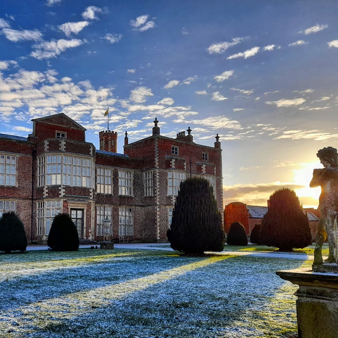 TrueCuriosities's tweet photo. The statues are wrapped up to protect them from frost,  and our only accidental 🎄 lookalike is back!  Just in time - there's still snow on the ground from the weekend!!  ❄
@BurtonConstable @VisitHull @VisitEastYorks @Historic_Houses  
#conservation #sculpture #art #winter #snow https://t.co/IxxrK7nJIo