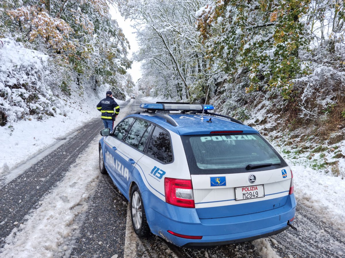 poliziadistato's tweet photo. Arriva la prima neve in alcune zone della nostra penisola, raccomandiamo prudenza alla guida e ricordiamo che dal #15novembre vige l'obbligo di pneumatici invernali o catene da #neve a bordo.
Per emergenze contatta #NUE 112 o 113
#poliziastradale #essercisempre #29novembre https://t.co/3VuQXGJbdG