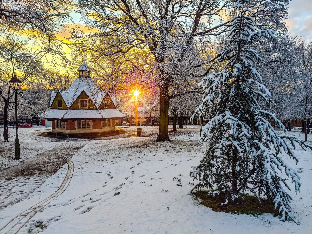 IndependentBham's tweet photo. A snowy Bournville looking like a Christmas card 🤩🙌

📷 https://t.co/XlJGot3skE https://t.co/PXF54BOLOX