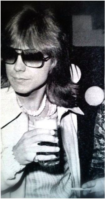 jessbythebsb's tweet photo. Day 1, Idol wearing sunglasses.
Rockin them shades..with his extra soft run you're fingers through fluffy hair.. 😎😍💖💖💖💖 #DavidCassidy #30DayIdolChallenge #justforfun #beautifulartist #foreverfavoriteboy  #70s #love https://t.co/P57ayK70JI