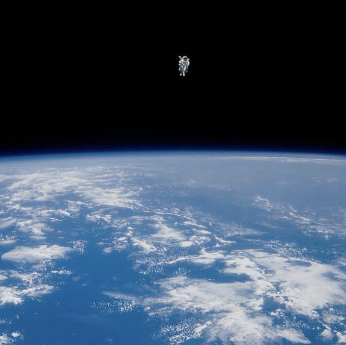 EnsedeCiencia's tweet photo. La foto de Bruce McCandless que dio la vuelta al mundo.

En 1984, el astronauta estadounidense flotó en el espacio en su traje, con la Tierra al fondo, sin ninguna conexión con su nave. Esta foto icónica ha inspirado a muchos a creer que no hay límite para el potencial humano. https://t.co/jqWUeEf683