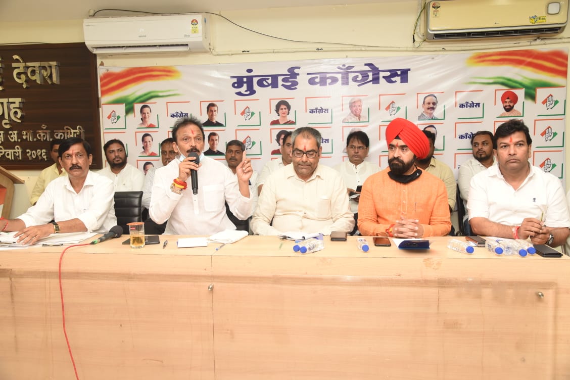 bhushankpatil12's tweet photo. @INCMumbai President Sh. @BhaiJagtap1, MRCC Working President Sh. @Charanssapra &amp; AICC Secretary Sh.@ashishdua_INC addressed a meeting on various agendas with District Presidents, District Working Presidents and Block Presidents at MRCC office today. https://t.co/9bCvb7izOJ